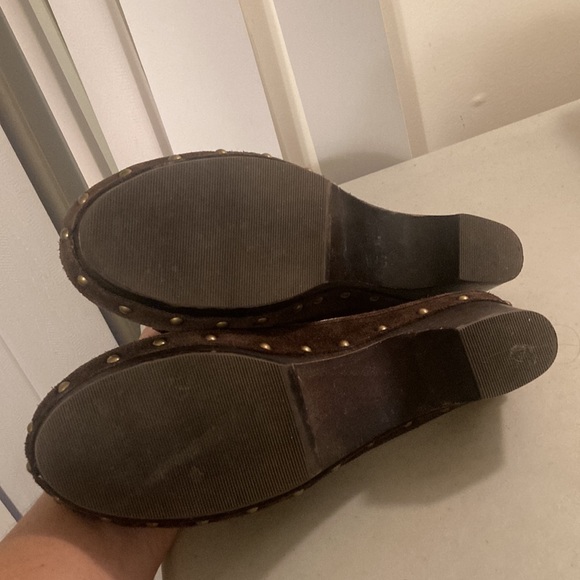 NINE & Company Y2K Brown Suede Clog Sandals W/Metal Rivets & Front Fringe Sz 9.5 - Picture 10 of 10